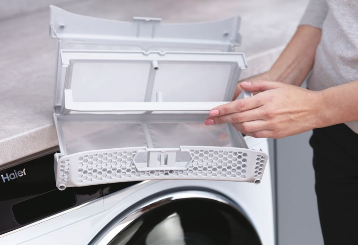 Απεικονίζεται γυναίκα να κρατάει το φίλτρο.